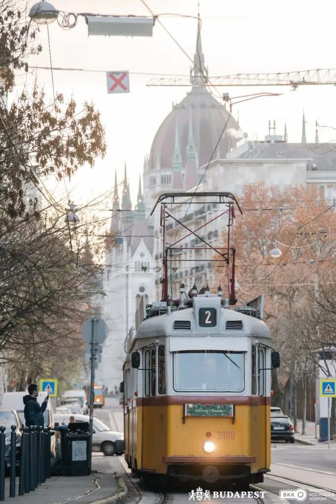 Suhanó varázslat – Fényvillamosok az országban