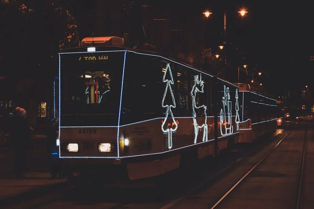 Suhanó varázslat – Fényvillamosok az országban