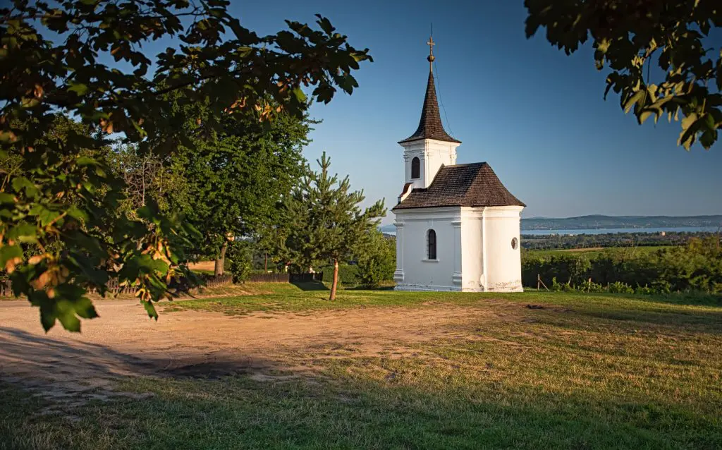 Balatoni bakancslista: Festői kápolnák, mesés kilátások és különleges látnivalók ‒ 23 varázslatos hely a Balatonnál