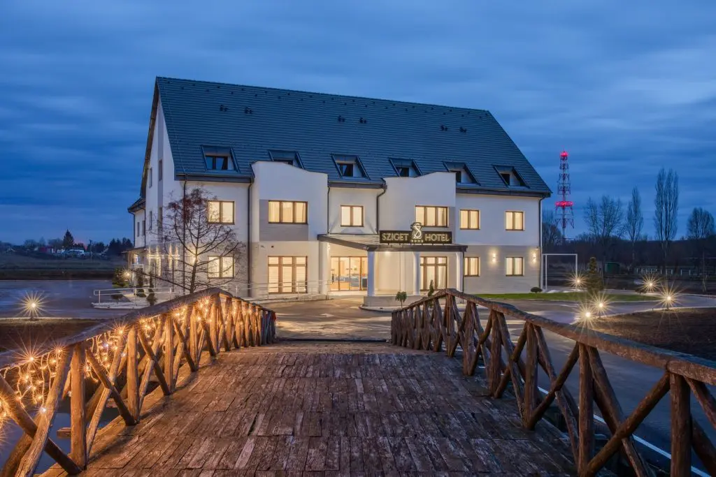 Tó közepére épült, mesebeli wellness szálloda: Sziget Hotel****, ahol körülvesz a természet