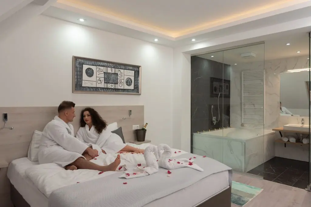Tejben-vajban fürdőzés a hazai wellness hotelekben, ahol puha fürdőköntössel várnak