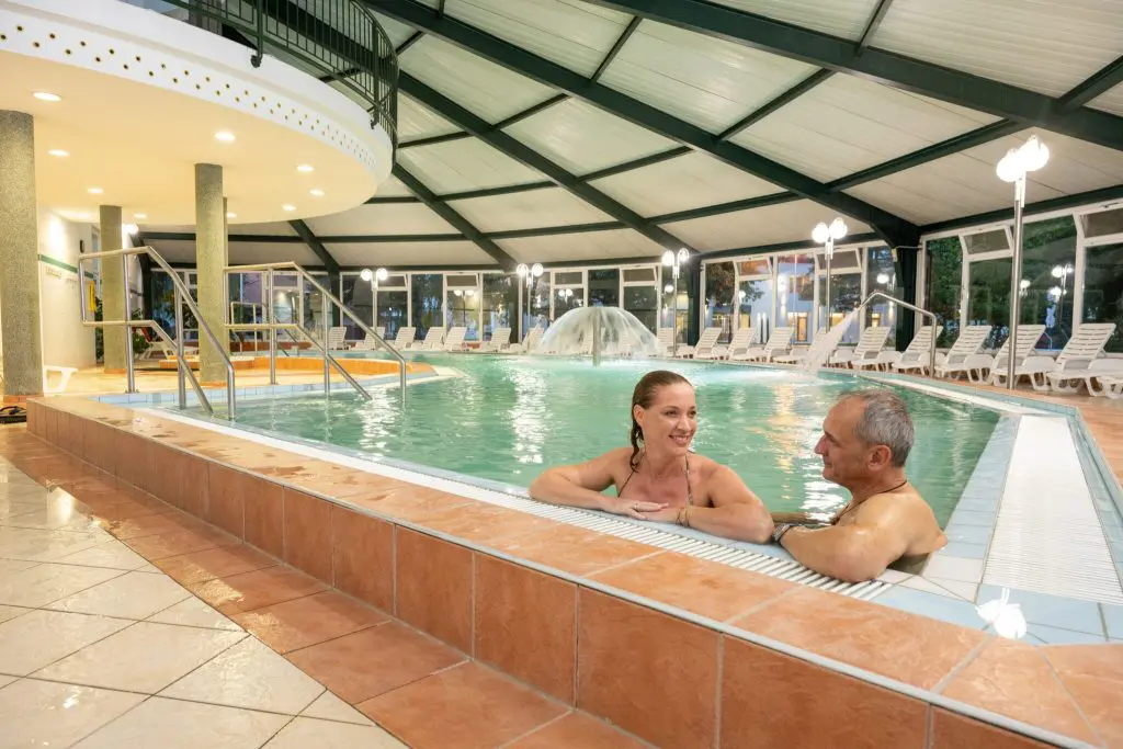 Tejben-vajban fürdőzés a hazai wellness hotelekben, ahol puha fürdőköntössel várnak