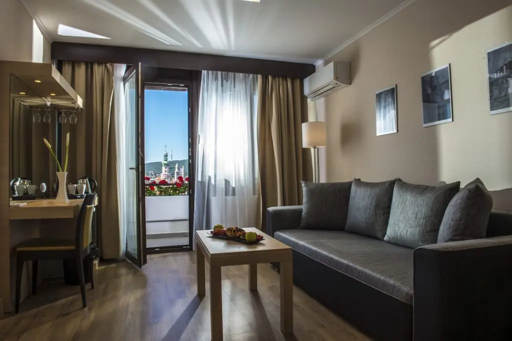 Panorámás fürdőzés az „égben”, Sopron történelmi belvárosa felett: Hotel Sopron****
