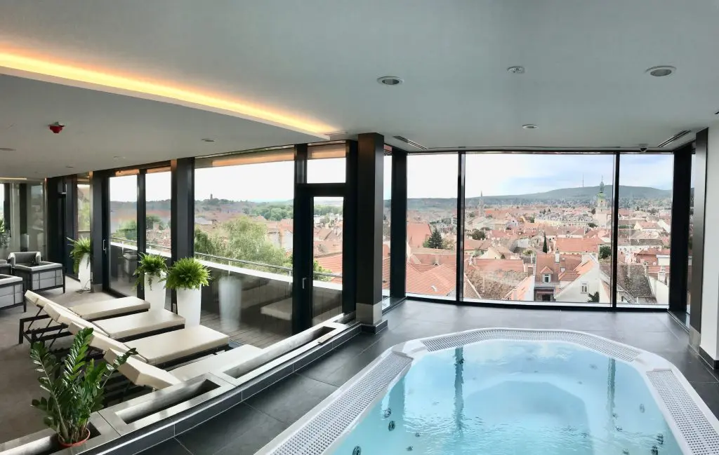 Panorámás fürdőzés az „égben”, Sopron történelmi belvárosa felett: Hotel Sopron****