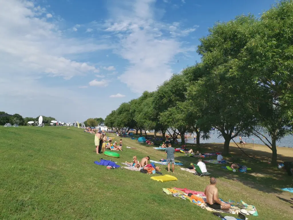 Vízben álló kilátótorony és kenguru-simogatás ‒ a Tisza-tónál szerzett élmények nem lesznek tiszavirág életűek!