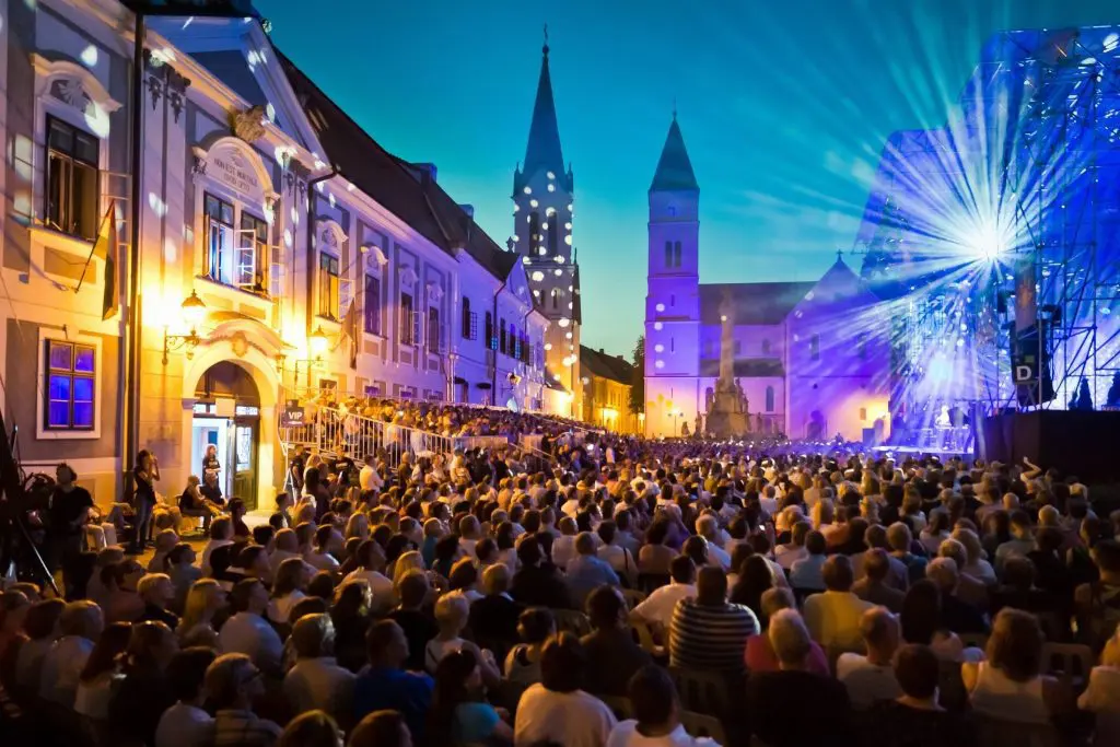 A legjobb veszprémi programok idén nyárra – Ne hagyd ki a Kulturális Főváros kavalkádját!