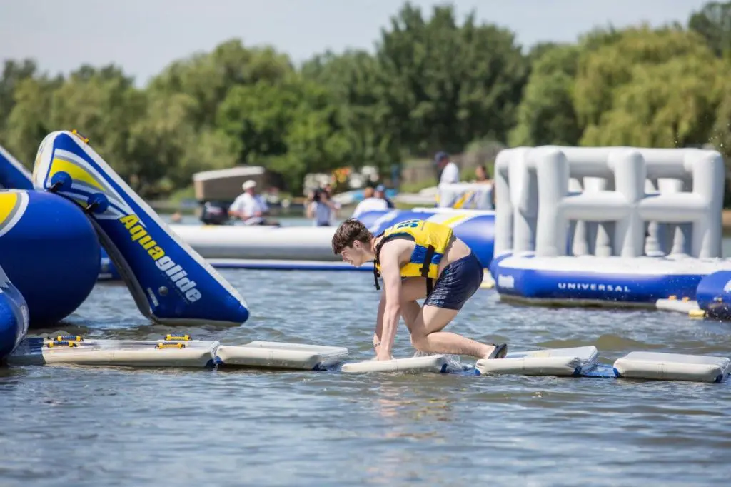 Vízben álló kilátótorony és kenguru-simogatás ‒ a Tisza-tónál szerzett élmények nem lesznek tiszavirág életűek!