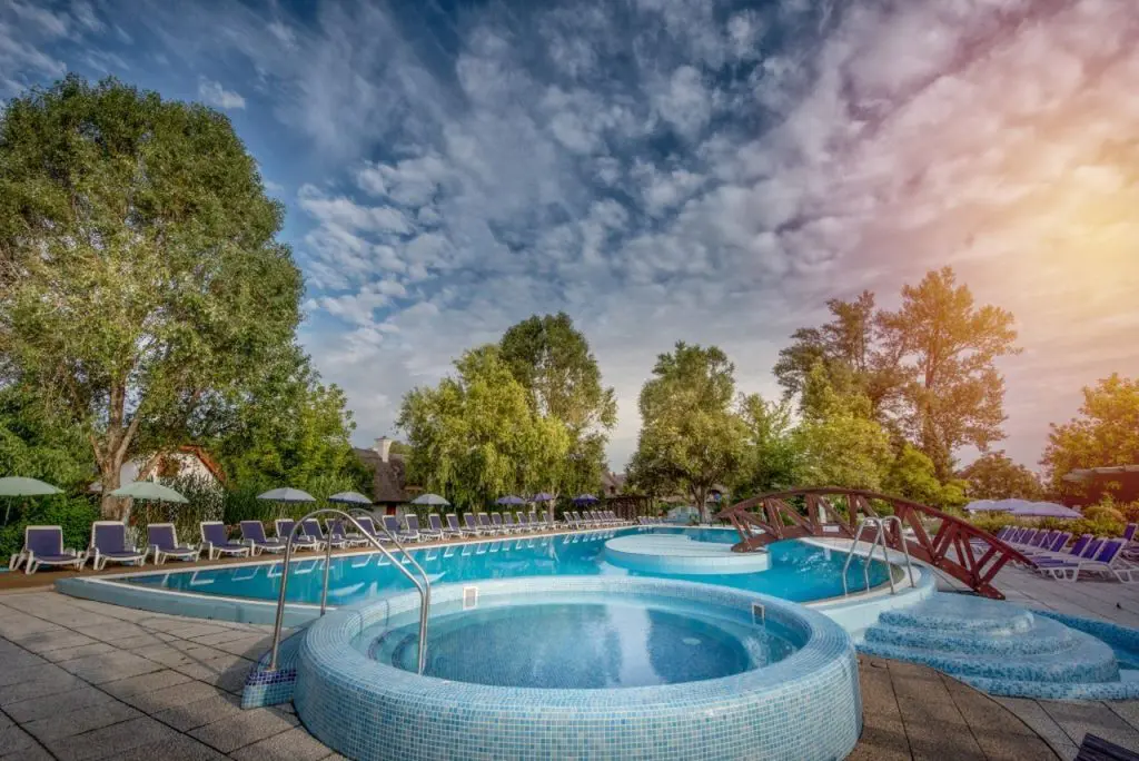 Napfény, csobbanás, megérdemelt pihenés – Wellness szállások az augusztus 20-i hétvégére, ahol SZÉP kártyával is fizethettek!