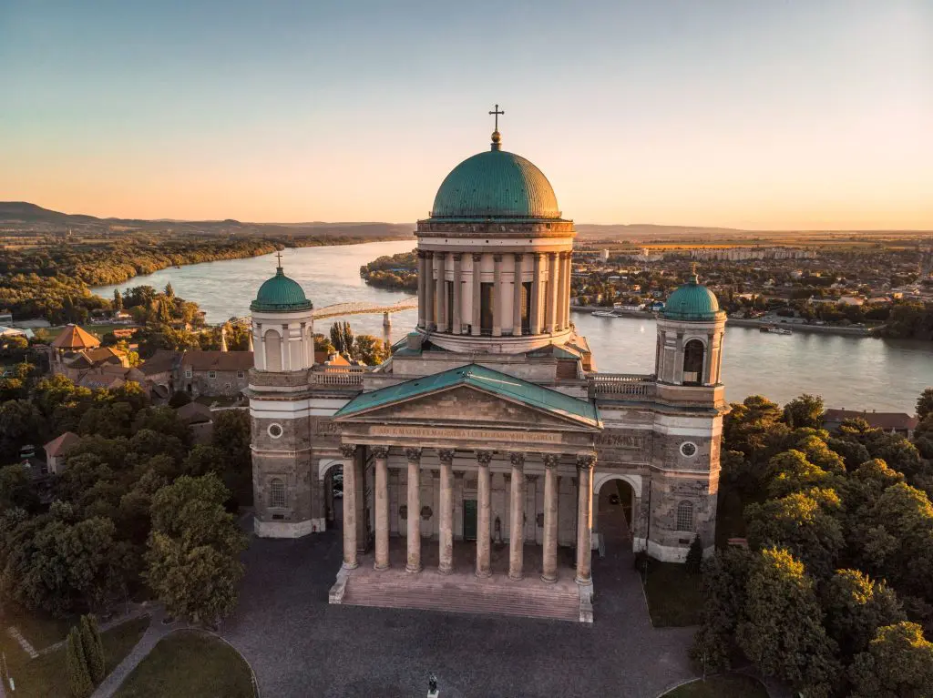 Top 5 kirándulás vonattal 1 órára Budapesttől (+szállástippek)