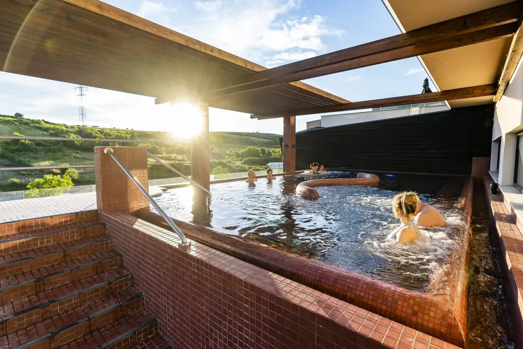 Tóparti mesekastély és festői panorámák− 10 wellness hotel az őszre