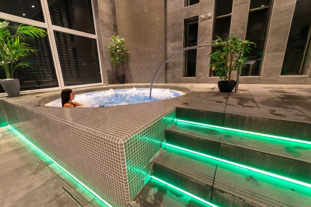 Tóparti mesekastély és festői panorámák− 10 wellness hotel az őszre