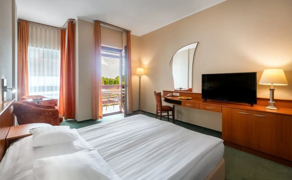 Tóparti mesekastély és festői panorámák− 10 wellness hotel az őszre