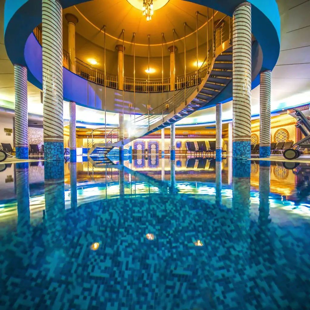Tóparti mesekastély és festői panorámák− 10 wellness hotel az őszre