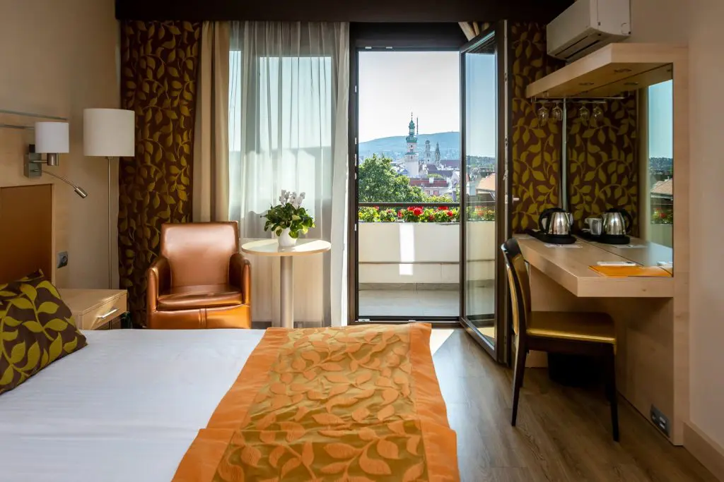Játssz velünk, és nyerj egy wellnesshétvégét a Hotel Sopronba, akár az őszi szünetre!