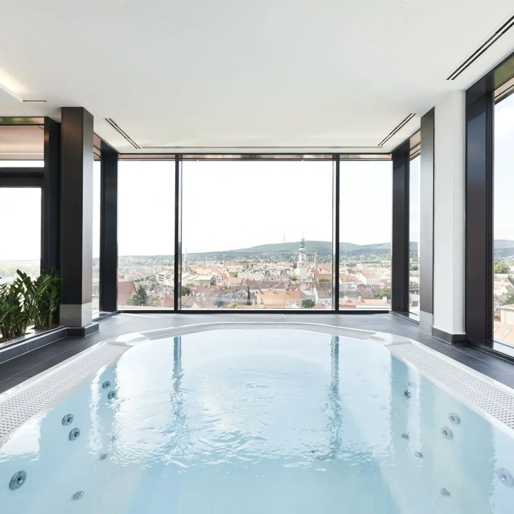 Játssz velünk, és nyerj egy wellnesshétvégét a Hotel Sopronba, akár az őszi szünetre!