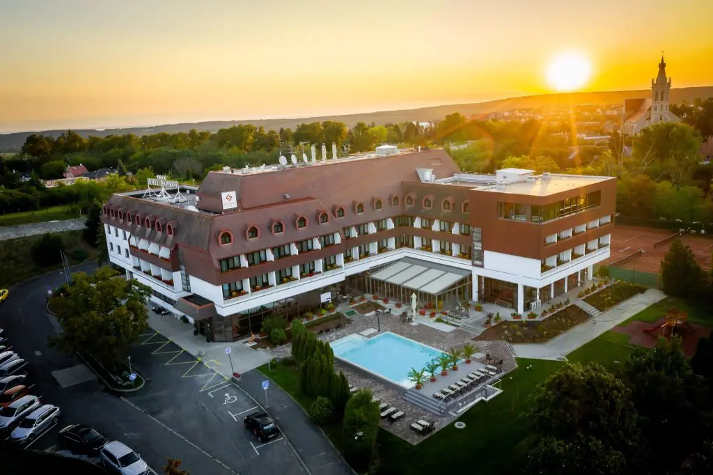 Játssz velünk, és nyerj egy wellnesshétvégét a Hotel Sopronba, akár az őszi szünetre!