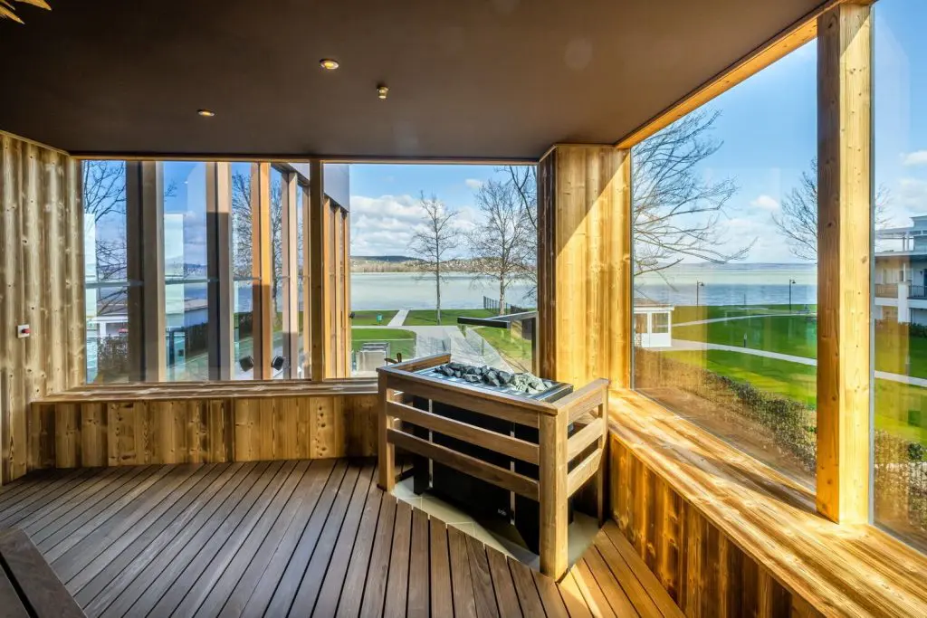 Tóparti mesekastély és festői panorámák− 10 wellness hotel az őszre