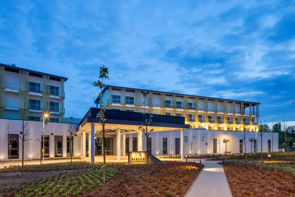 Fedezd fel az éjszakai égbolt és a Balaton-part egyik legfényesebb csillagát a Sirius Hotel****Superiort Keszthelyen