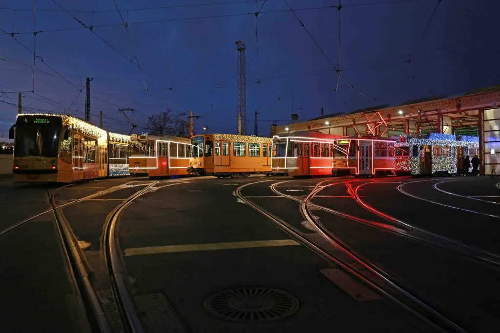 150 forintos fürdőjegy, bulivillamos és fénykiállítás - így ünnepli Budapest a 150. szülinapját
