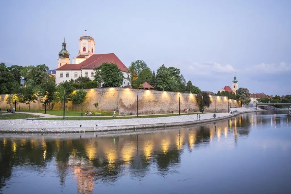 A királynék, a folyók és a napfény városa – honnan kapták a magyar városok fantázianeveiket?