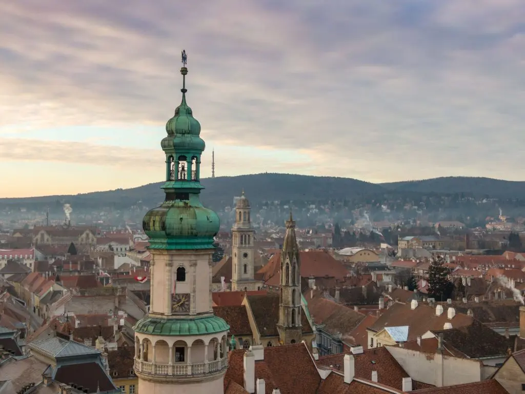 A királynék, a folyók és a napfény városa – honnan kapták a magyar városok fantázianeveiket?