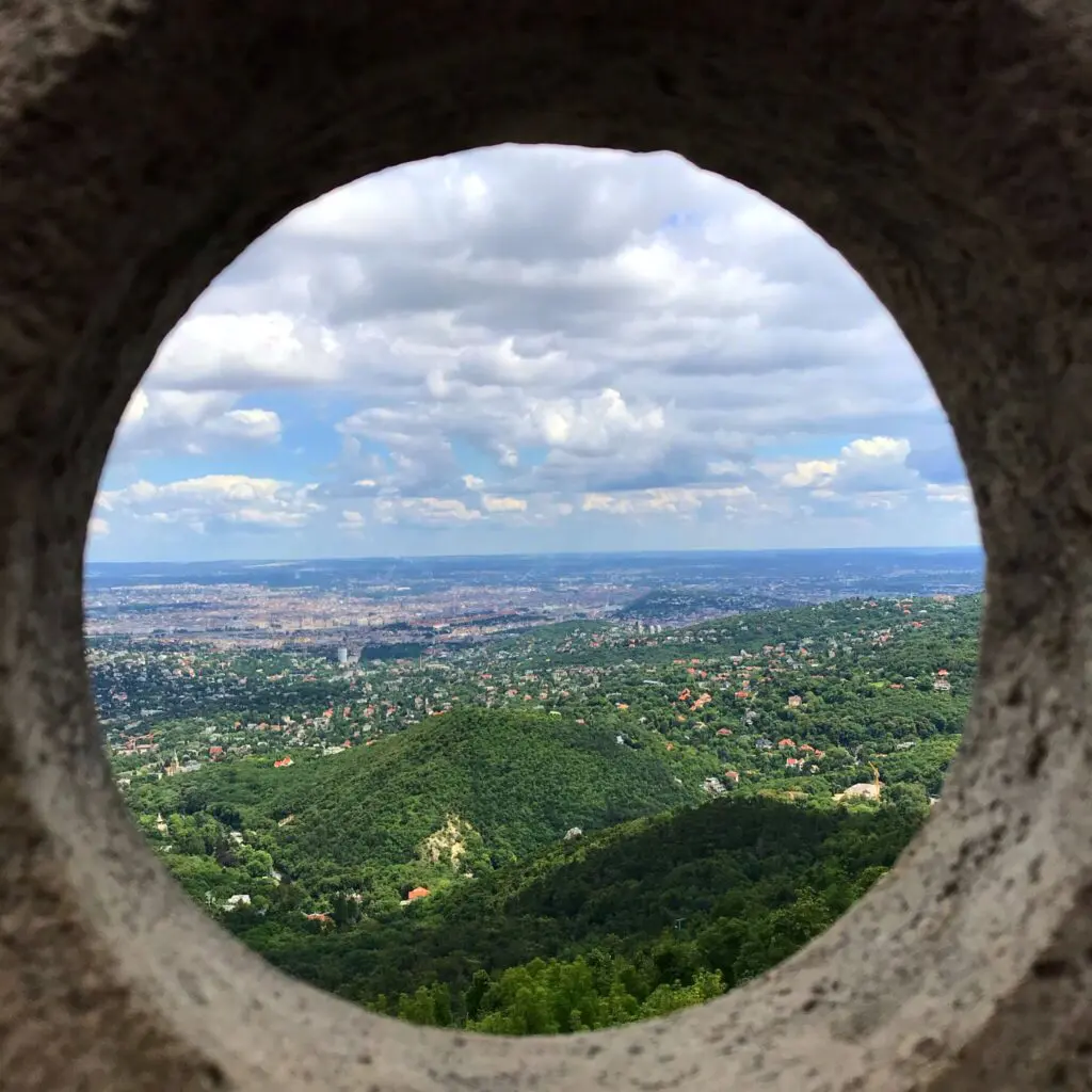 Tavaszi virágözön a Hármashatár-hegyen – Zsebeld be Budapest panorámáját!