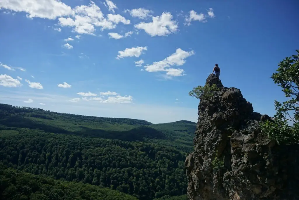 Bevállalós vagy? Vár a Dunakanyar panorámája, a Prédikálószék és a Vadálló-kövek