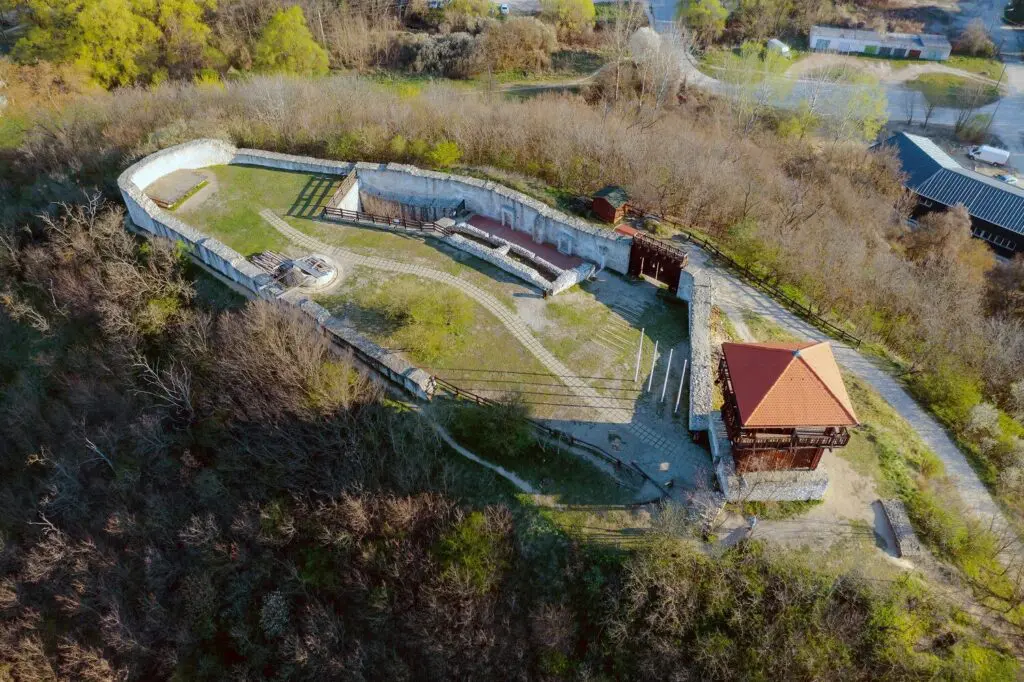 Szabadulj ki a városból! – A solymári vár és a Pilis kapujának titkos kincsei