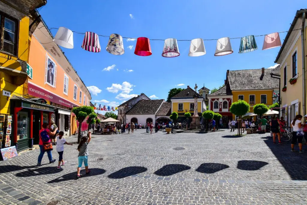 Ez Szentendre: kisváros nagy történetekkel, príma lángossal, 10.000 macskakővel