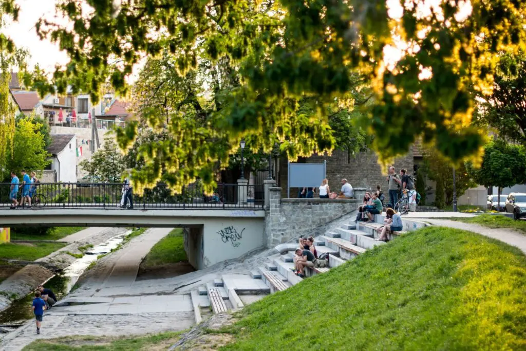 Ez Szentendre: kisváros nagy történetekkel, príma lángossal, 10.000 macskakővel