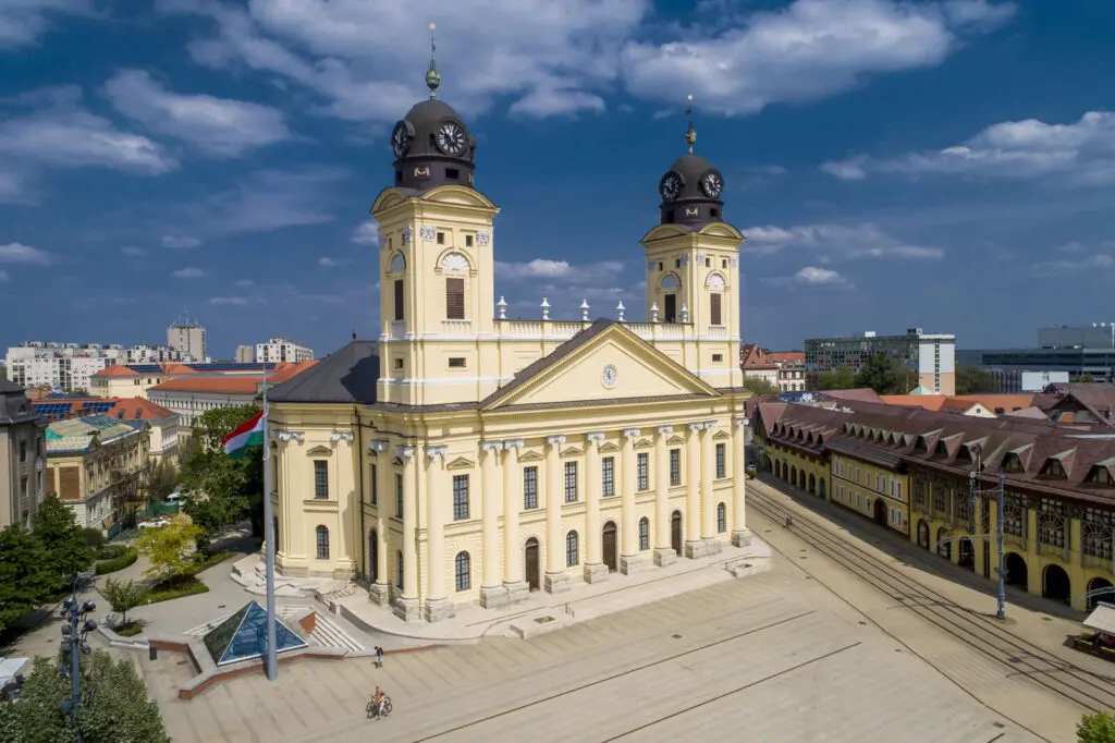 Rejtett kincsek és ikonikus szentélyek: Top 10 különleges templom Magyarországon