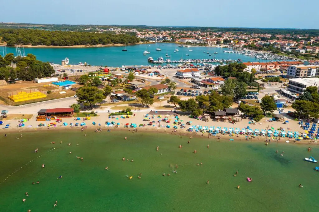 Top horvátországi strandok – homokos, köves és sziklás tengerpartok, amiket látnod kell az Adrián