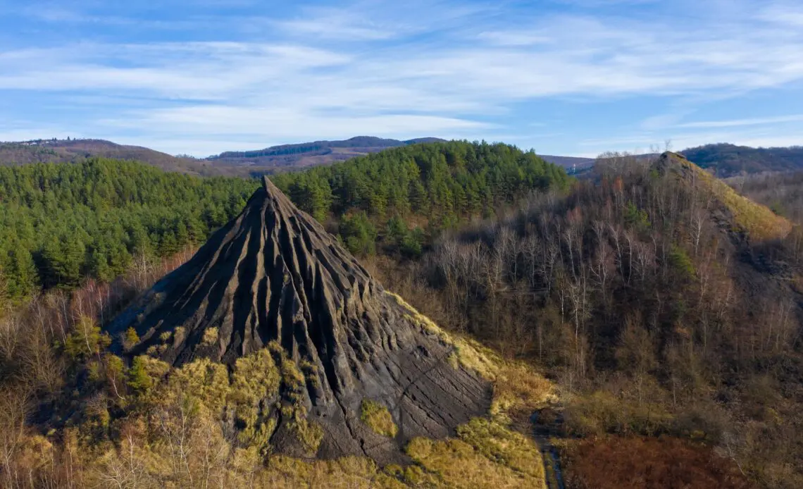 Zaggyvarónai rejtélyes fekete hegyek