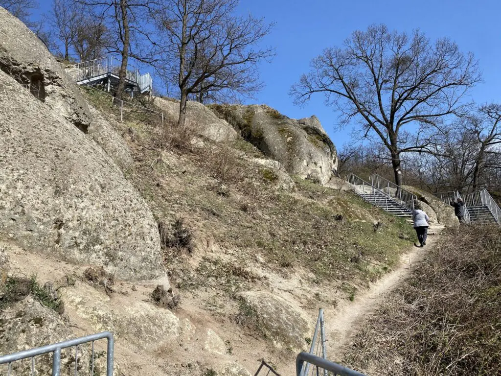 Rejtélyes kőoszlopok és ősi legendák – Így fedezd fel a szomolyai kaptárköveket