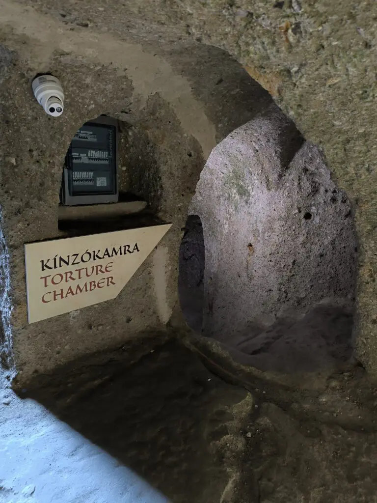 Halloweeni borzongás: 10 irtózatos hazai kínzókamra, horrorárium és várbörtön