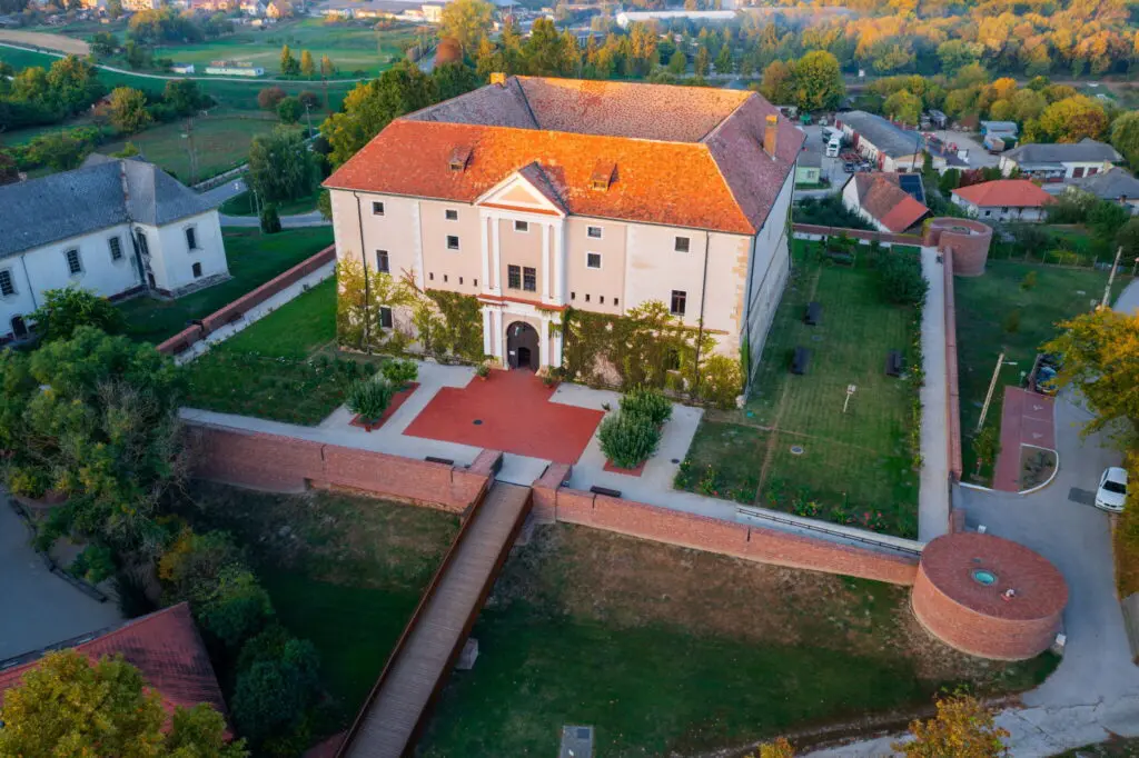 10 gyönyörű magyarországi kastély és vár, amit látogatni is lehet