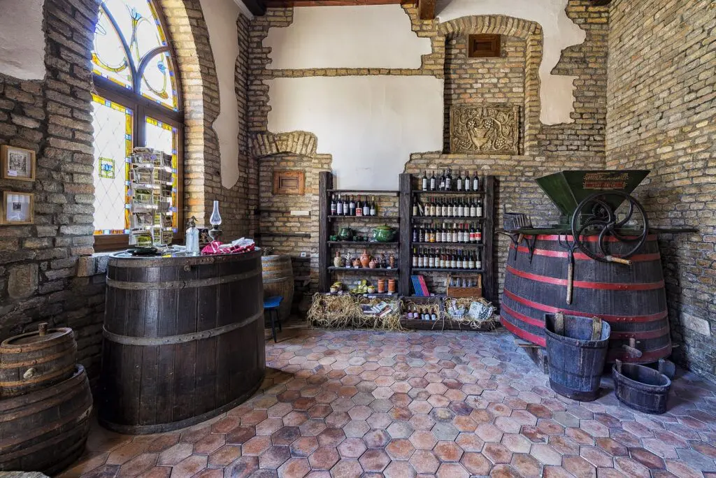Lösz-szurdik tanösvények – Csontok, barlanglakások, bor és panoráma Szekszárdon  