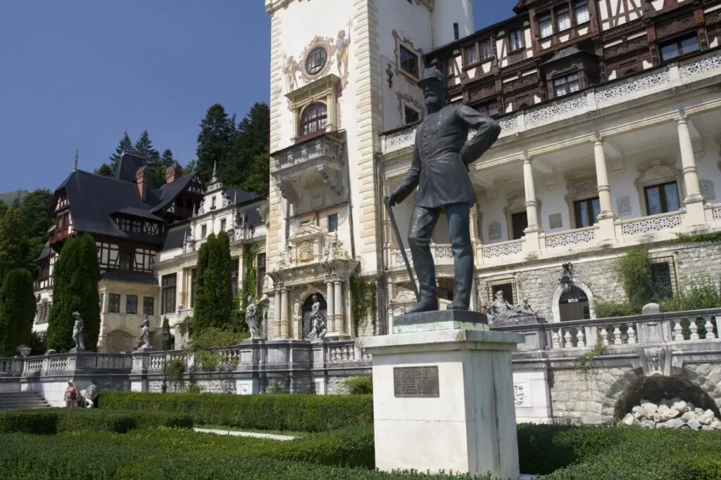 Az egyik legfelkapottabb szomszédos látnivaló: a híres Peleș-kastély