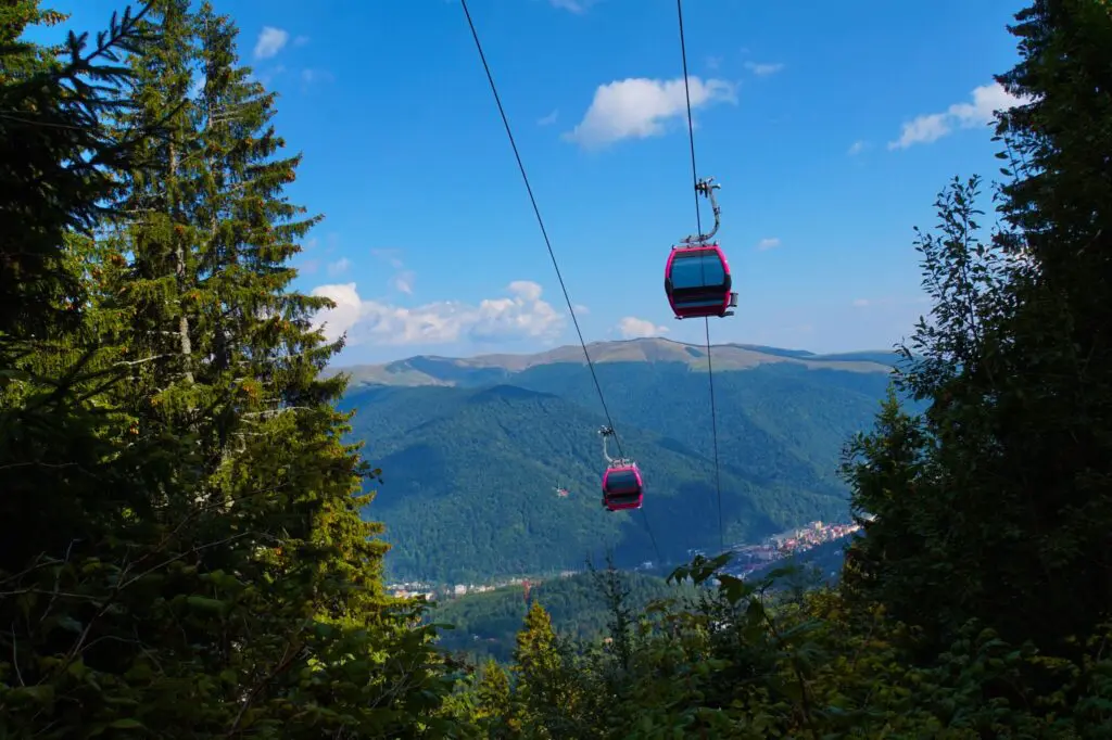 Az egyik legfelkapottabb szomszédos látnivaló: a híres Peleș-kastély