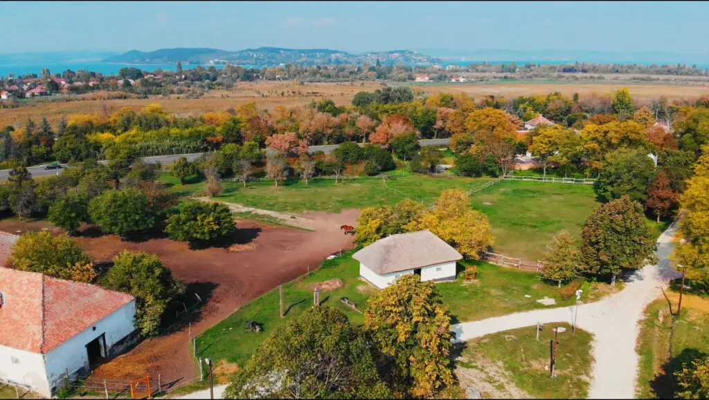 Balaton Camino: 200+ km a Balaton körül – miért és merre indulnak el rajta egyre többen?