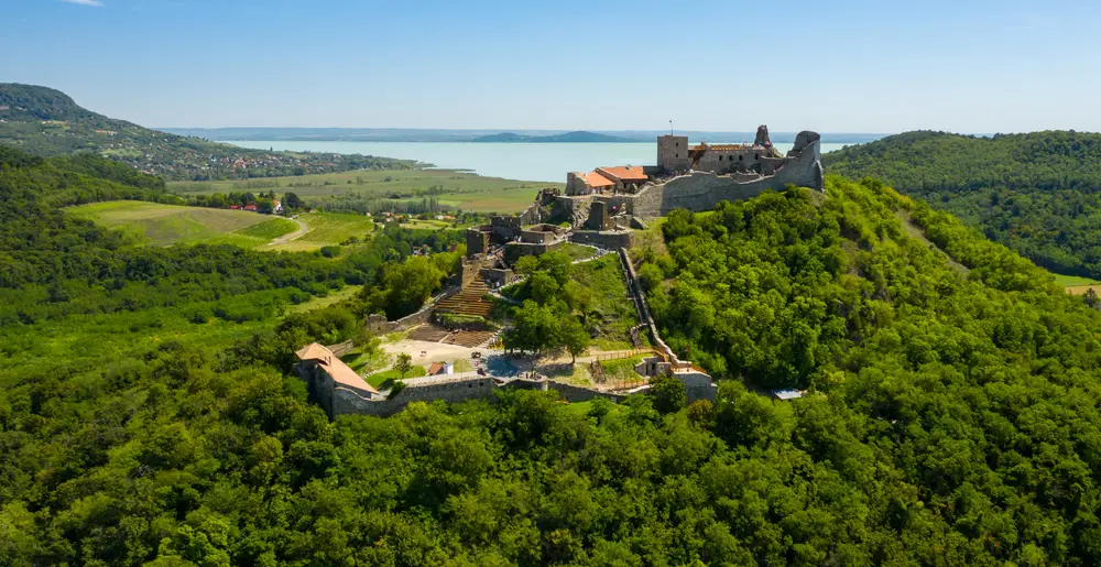 Balaton Camino: 200+ km a Balaton körül – miért és merre indulnak el rajta egyre többen?