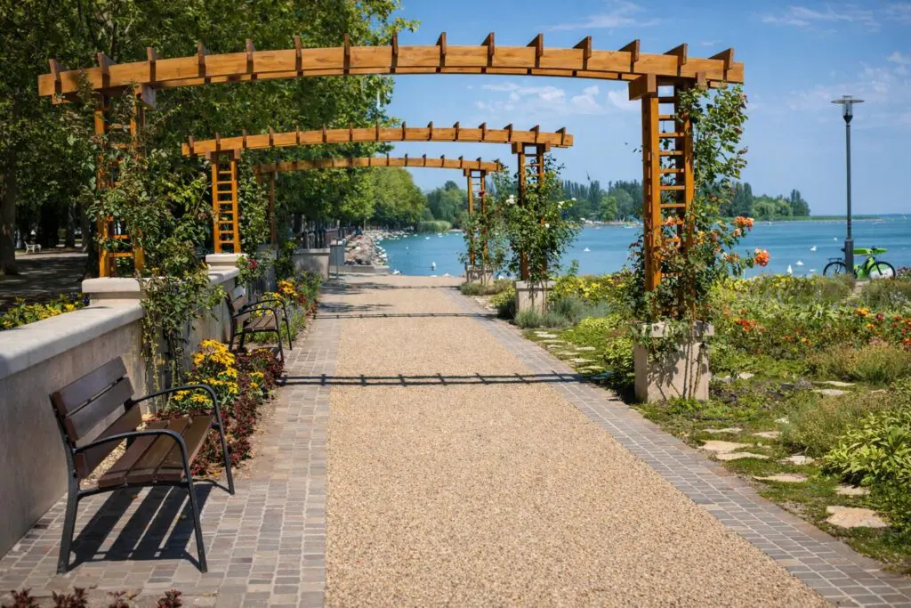 Balaton Camino: 200+ km a Balaton körül – miért és merre indulnak el rajta egyre többen?