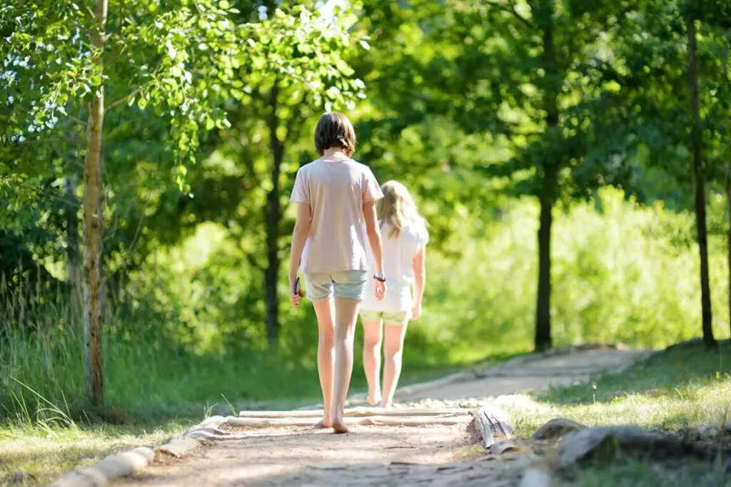 Természetes wellness: Top 10 Kneipp-ösvény és mezítlábas park, amit imádni fogsz!