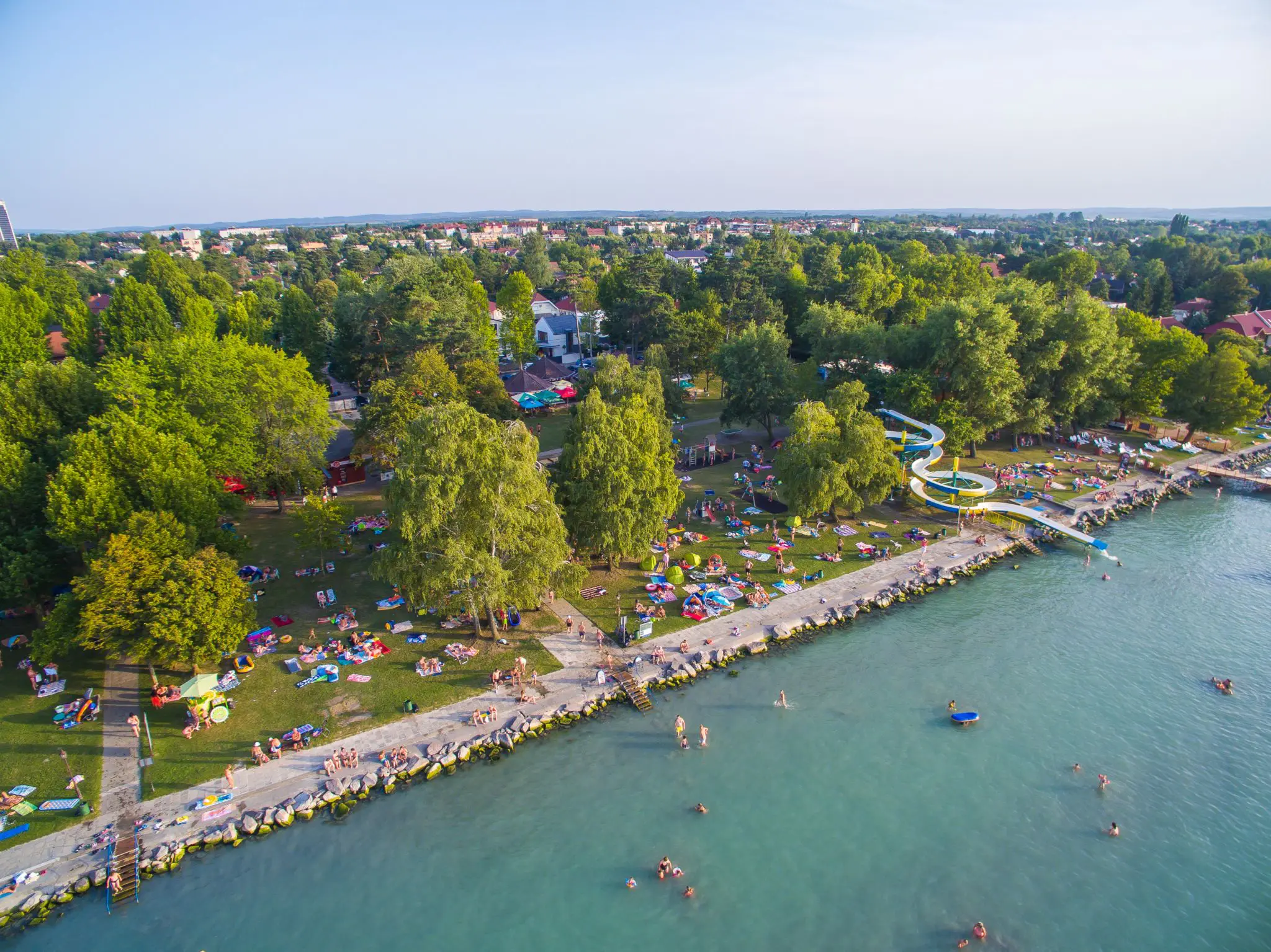 Átszállás nélkül a Balatonra: nyári fürdővonat indul Miskolcról