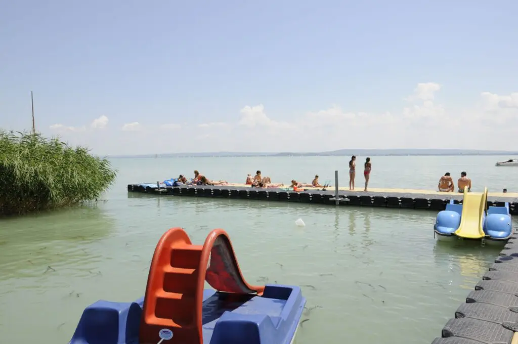 Strandolnál a Balatonnál? Ezekkel az árakkal számolj az északi parton