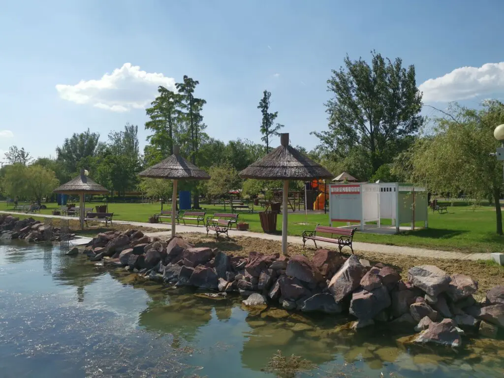 Strandolnál a Balatonnál? Ezekkel az árakkal számolj az északi parton