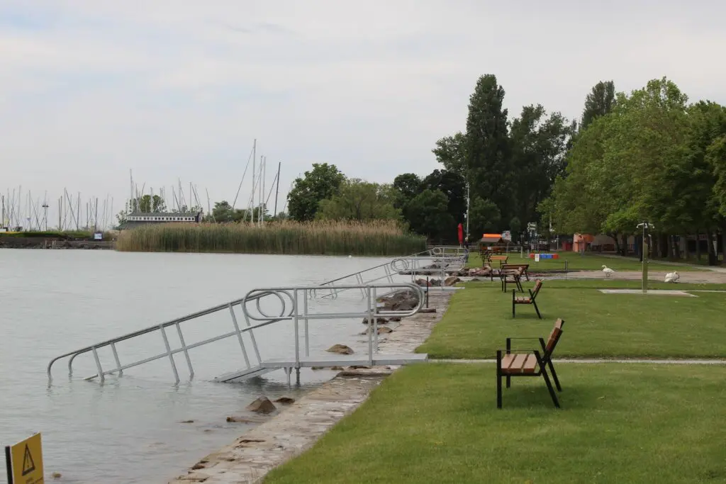 Strandolnál a Balatonnál? Ezekkel az árakkal számolj az északi parton