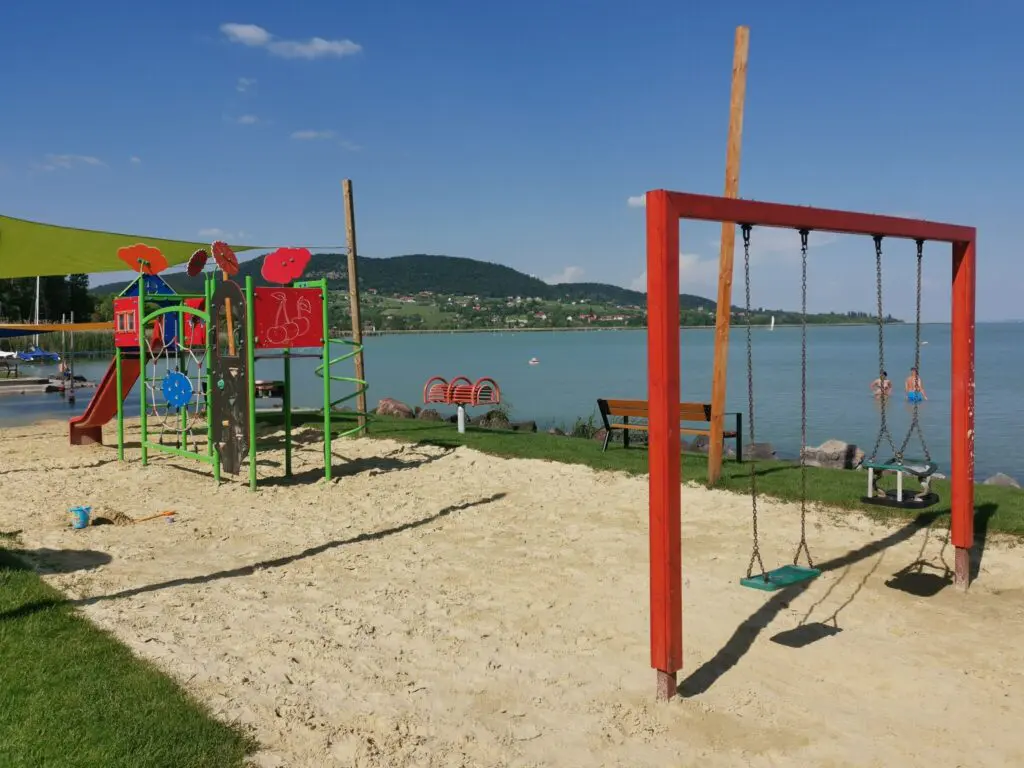 Strandolnál a Balatonnál? Ezekkel az árakkal számolj az északi parton