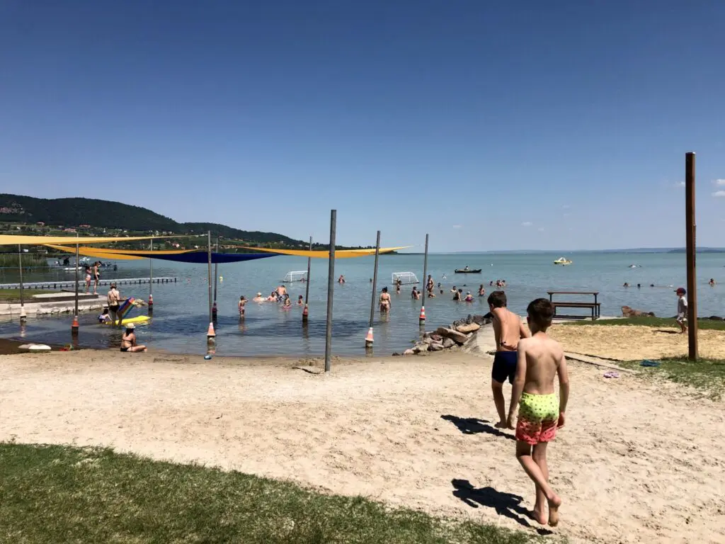 Strandolnál a Balatonnál? Ezekkel az árakkal számolj az északi parton
