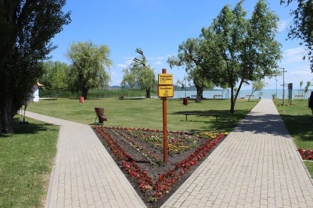 Strandolnál a Balatonnál? Ezekkel az árakkal számolj az északi parton
